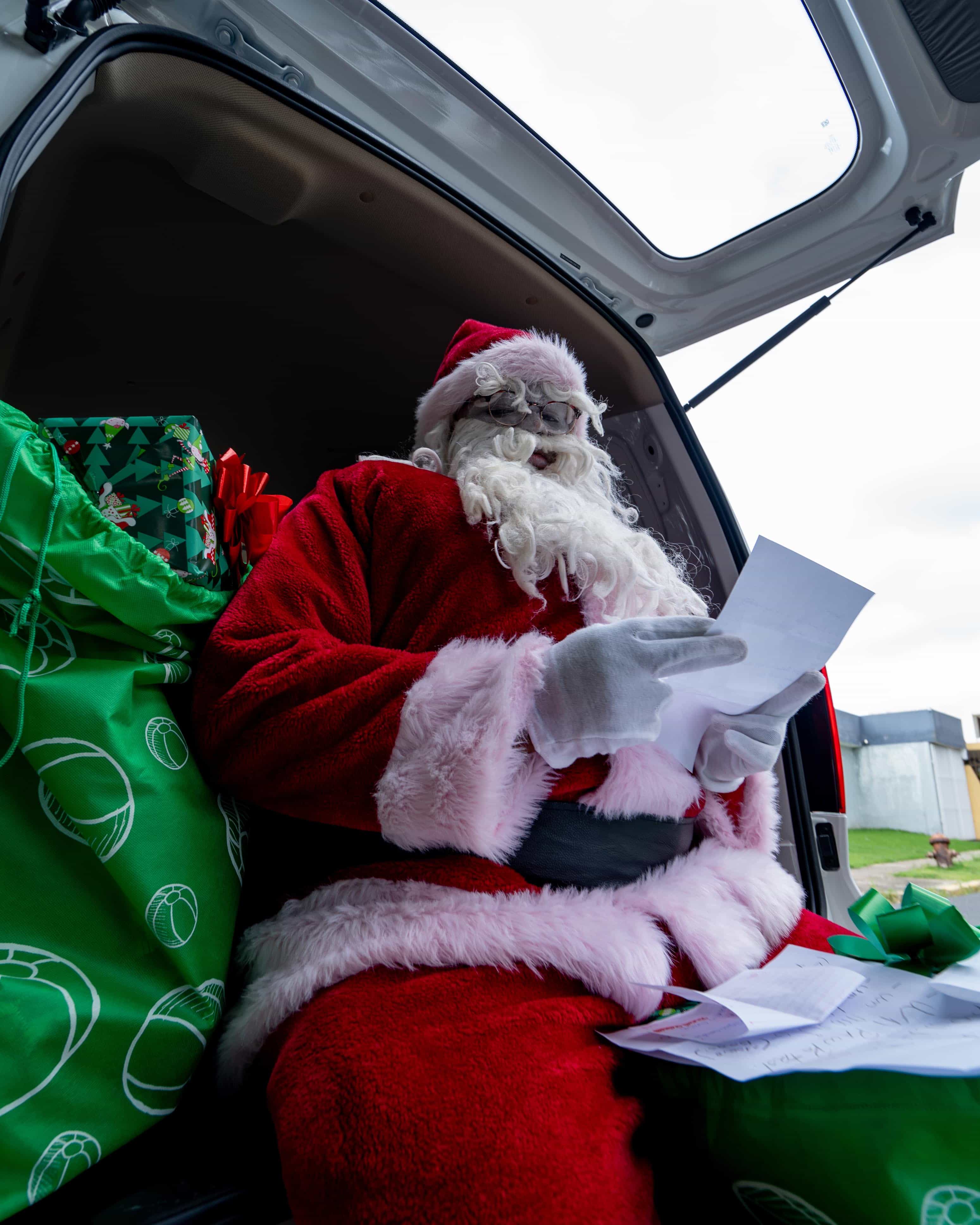 Santa Claus ve las cartas con las peticiones de los niños.