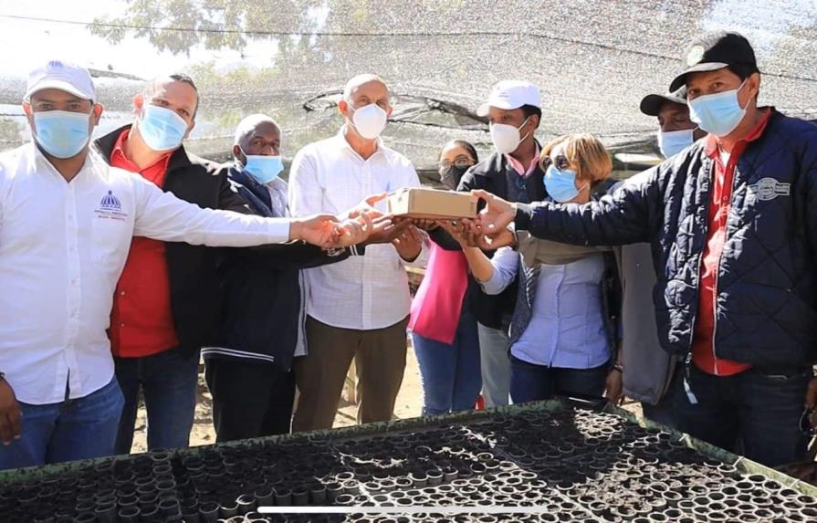 Donan semillas para el fomentar el cultivo de peras japonesas en Constanza