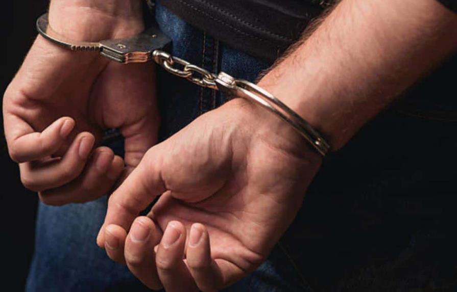 Detenido hombre que intentó estrangular a mujer con cordón de zapato en EEUU