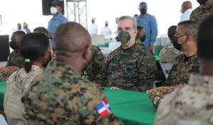 Abinader almuerza con militares de la frontera