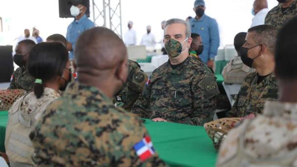 Abinader almuerza con militares de la frontera