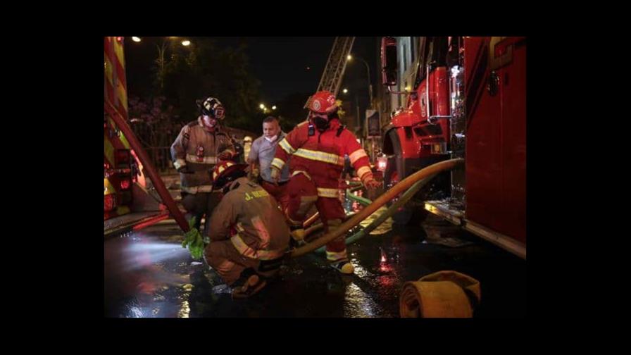 Fuego consume galería comercial del centro de Lima, Perú
