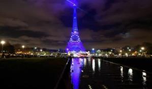 La Torre Eiffel se ilumina de azul para celebrar la presidencia gala de la UE