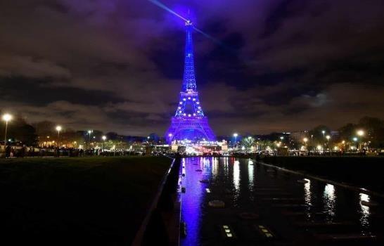 La Torre Eiffel se ilumina de azul para celebrar la presidencia gala de la UE