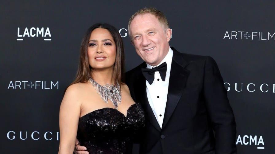 Lo que hizo Salma Hayek al encontrar un mensaje de otra mujer en el celular de su esposo