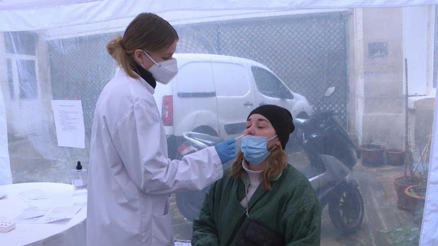 ¿Por qué tantos vacunados contraen el COVID-19 últimamente?