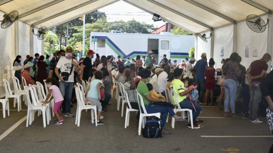 Ciudadanos abarrotan Salud Pública en busca de prueba PCR 