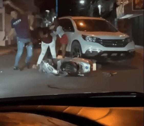 Hombre golpea a una mujer en plena vía pública, Policía lo persigue