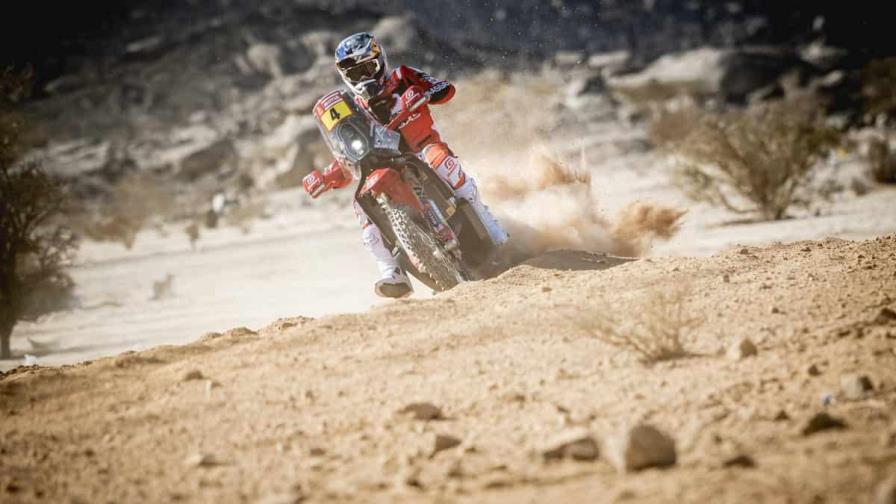 El austríaco Daniel Sanders gana el prólogo en motos, Quintanilla segundo