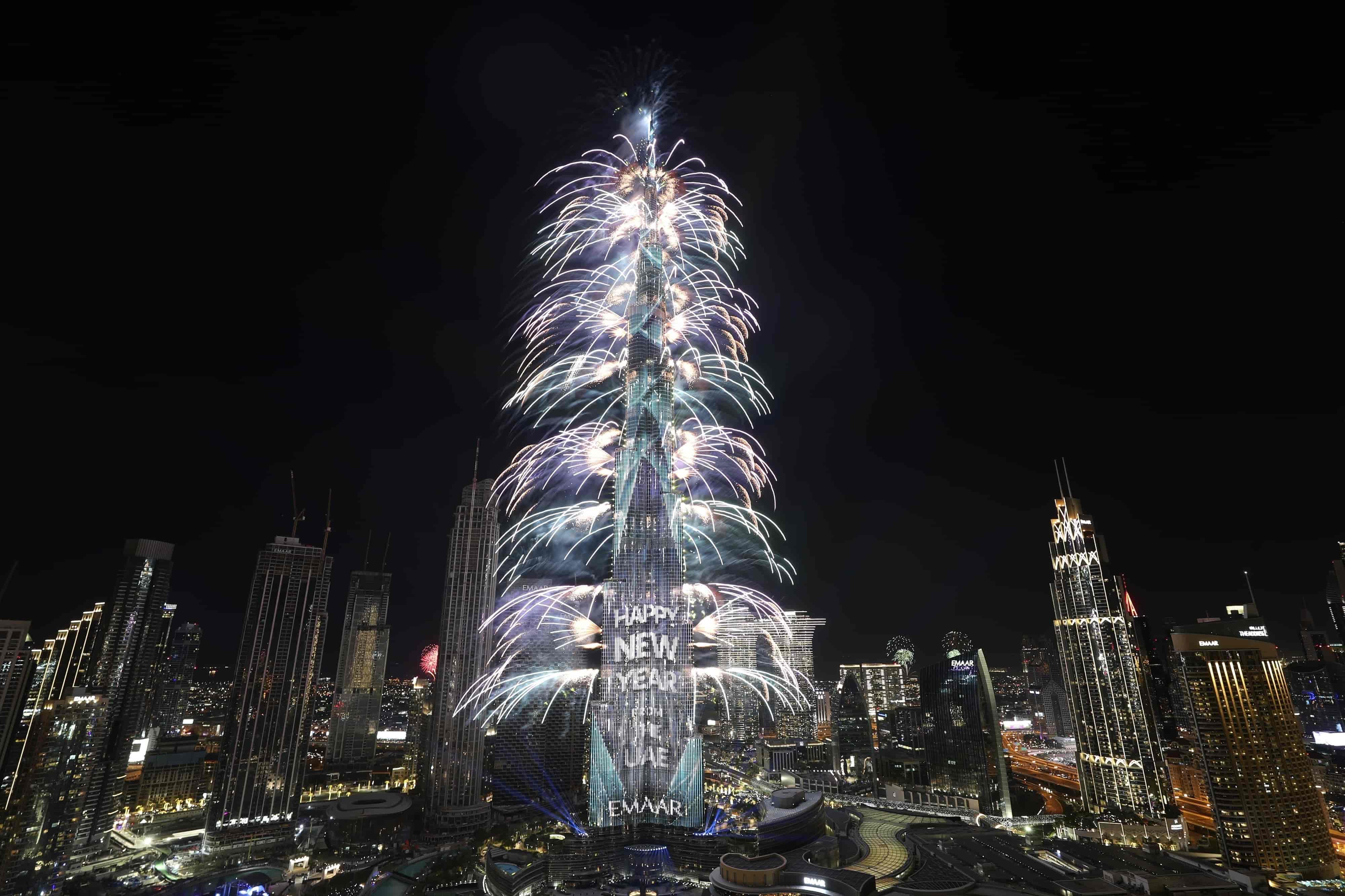 Los fuegos artificiales estallan en el Burj Khalifa, el edificio más alto del mundo, durante la celebración de la víspera de Año Nuevo en Dubai, Emiratos Árabes Unidos, el sábado 1 de enero de 2022.