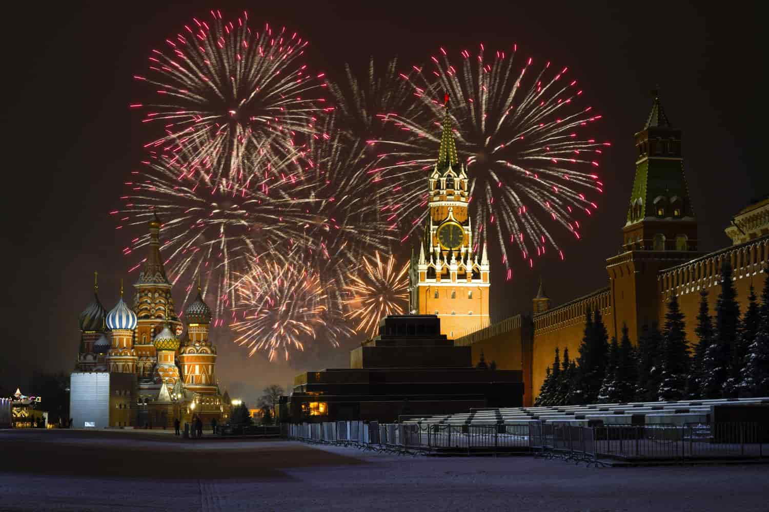 Los fuegos artificiales estallan sobre la Catedral de San Basilio y el Kremlin con la Torre Spasskaya en una Plaza Roja vacía debido a restricciones pandémicas durante las celebraciones de Año Nuevo, en Moscú, Rusia, el sábado 1 de enero de 2022.