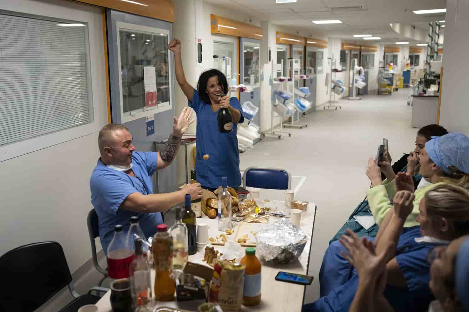 La enfermera Bess Tribout, en el centro, bebe champán para celebrar el año nuevo en la unidad de cuidados intensivos COVID-19 en el hospital la Timone en Marsella, sur de Francia, el sábado 1 de enero de 2022. (Foto AP / Daniel Cole)