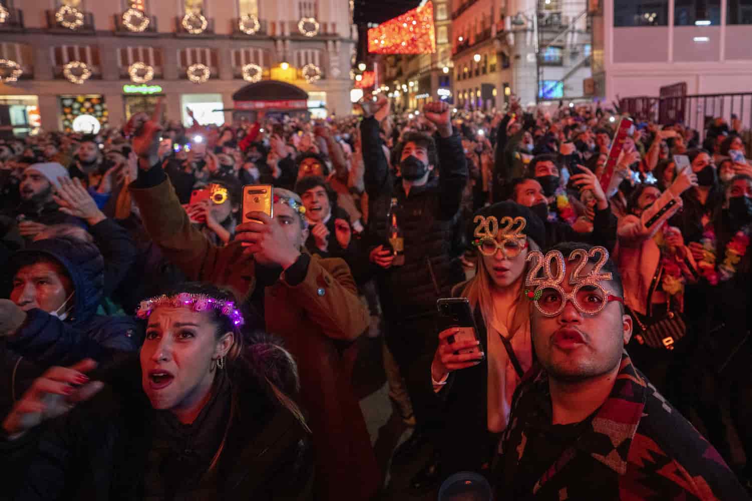 La gente celebra durante las celebraciones de Año Nuevo en la Puerta del Sol de Madrid en el centro de Madrid, España, la madrugada del sábado 1 de enero de 2022.