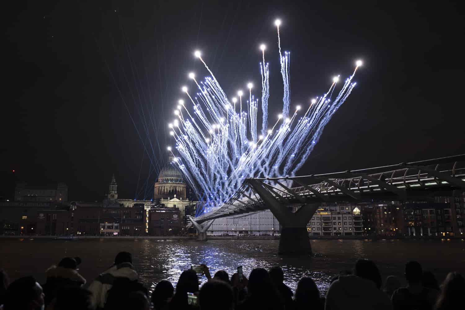 La pirotecnia se enciende para marcar el inicio del año 2022, justo después de la medianoche, junto al Puente del Milenio que cruza el río Támesis, con el telón de fondo de la cúpula de la Catedral de San Pablo en Londres, el sábado 1 de enero de 2022.