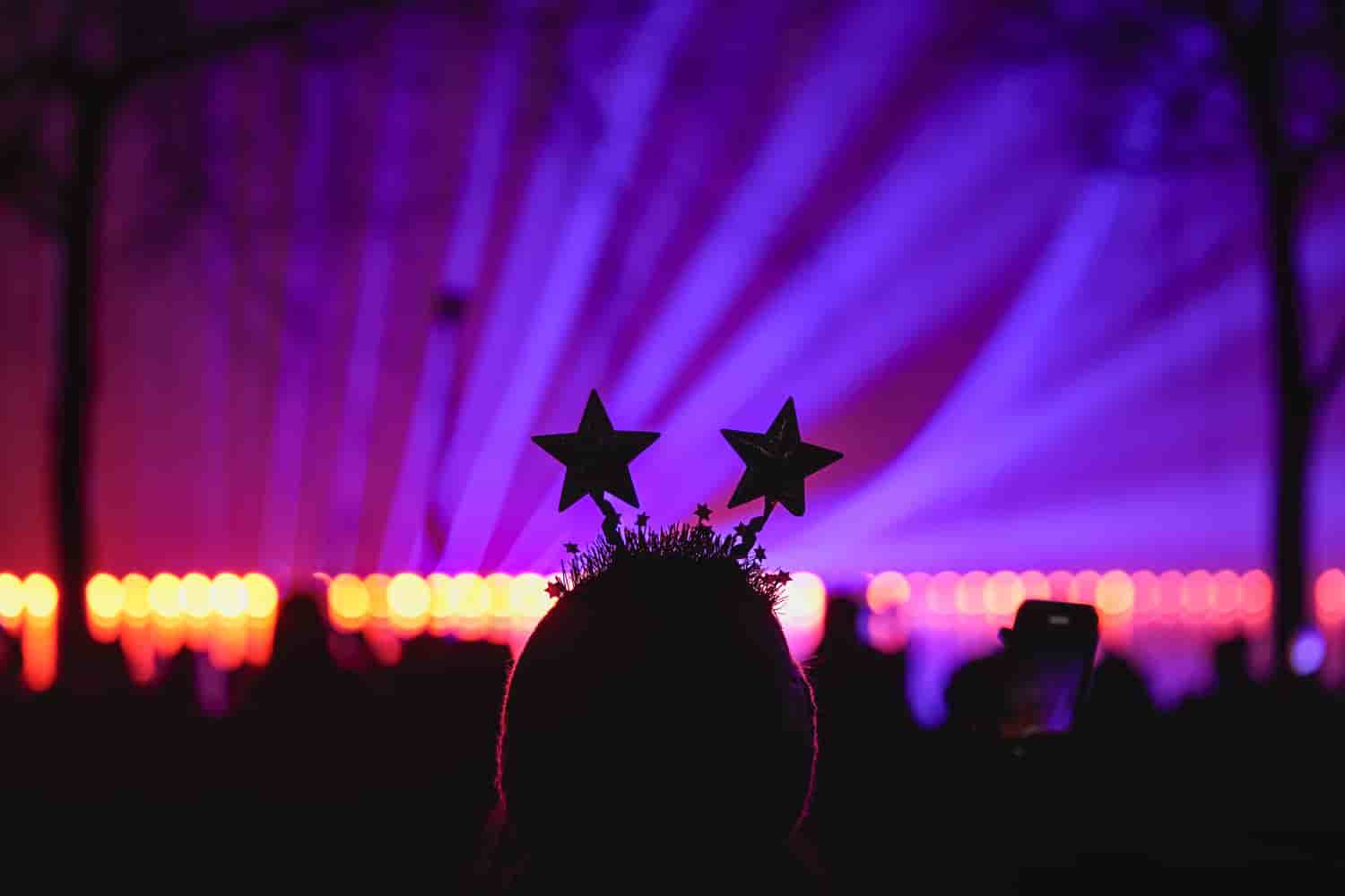 Una mujer observa un espectáculo de láser durante las celebraciones de Año Nuevo en Bucarest, Rumania, el sábado 1 de enero de 2022. Miles de personas se reunieron junto a un lago para asistir a un concierto y ver fuegos artificiales y un espectáculo de láser durante las celebraciones de Año Nuevo en la capital rumana