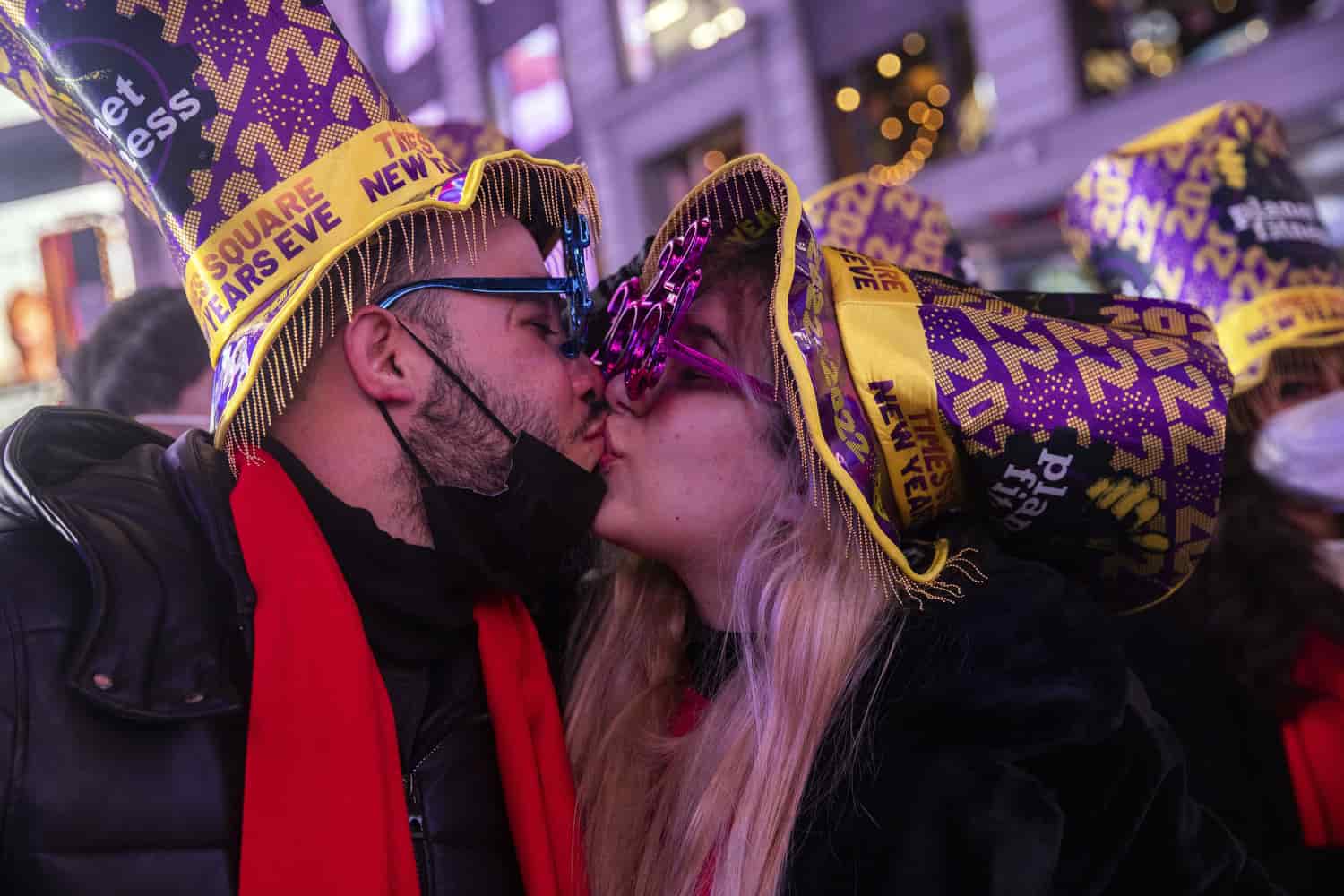 Christopher Muñoz y Nirvana Contreras se besan durante la celebración de Fin de Año en Times Square, el 31 de diciembre de 2021, en Nueva York.