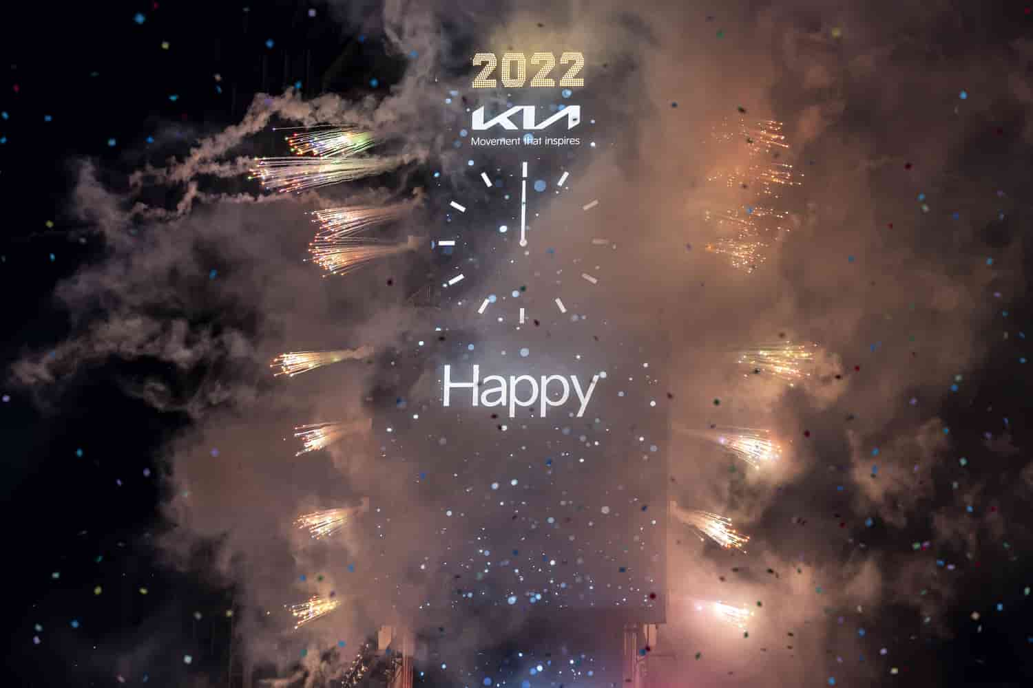 Los fuegos artificiales se activan a la medianoche durante la celebración de la víspera de Año Nuevo en Times Square, la madrugada del sábado 1 de enero de 2022 en Nueva York.