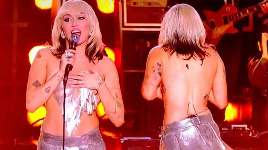 El incómodo momento de Miley Cyrus en show de Año Nuevo y cómo lo resolvió