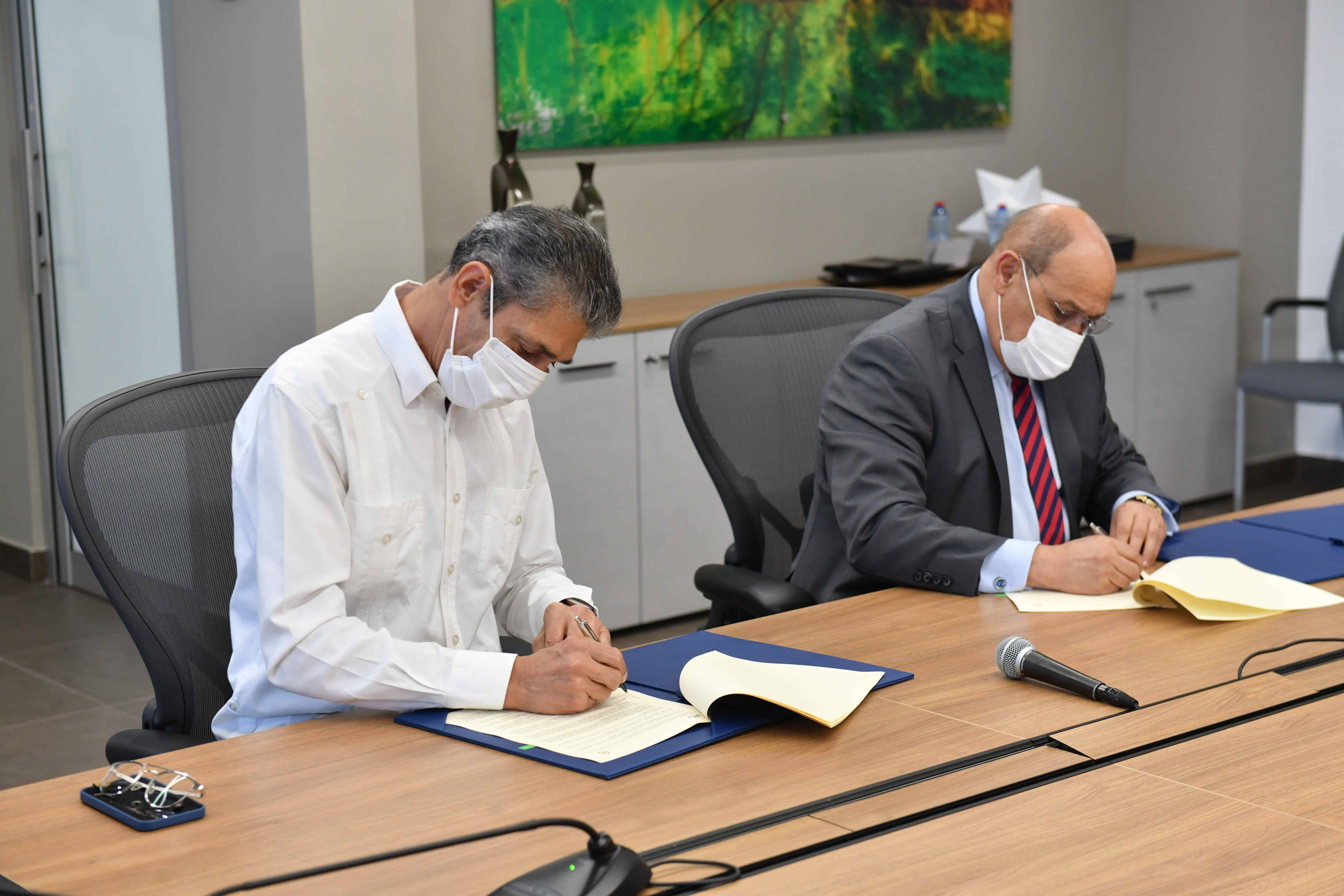  Firman el acuerdo, Luis Fernando Enciso y Rafael Santos Badía.