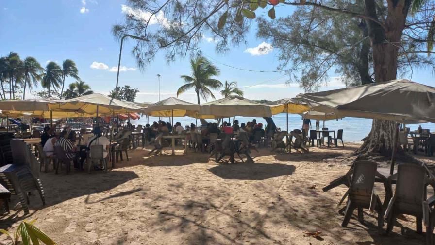 Dominicanos reciben Nuevo Año en la playa Boca Chica Dominicanos reciben Nuevo Año en la playa Boca Chica