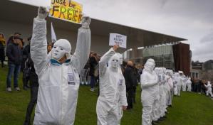 Miles de personas protestan en Holanda en contra de confinamiento