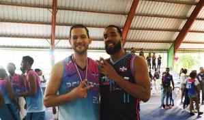 Los Trescientos Basketball Team celebra octavo Clásico de Fin de Año