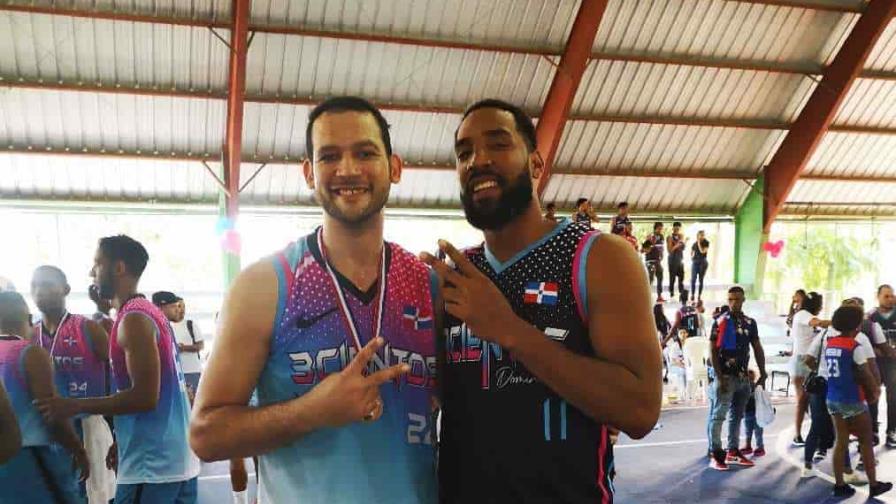Los Trescientos Basketball Team celebra octavo Clásico de Fin de Año Los Trescientos Basketball Team celebra octavo Clásico de Fin de Año