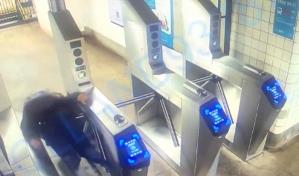 Hombre muere tras intentar entrar al metro de NY sin pagar; Aquí el vídeo del accidente