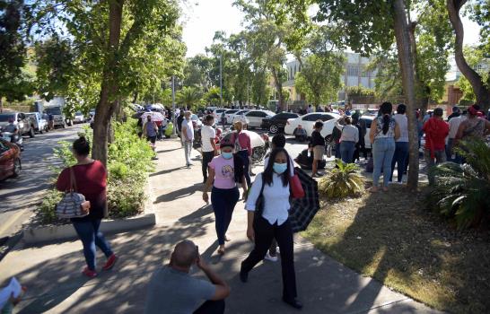 En Santiago abarrotan centros en busca de pruebas COVID-19