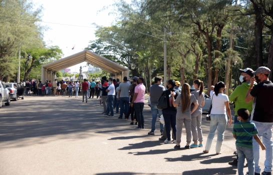 En Santiago abarrotan centros en busca de pruebas COVID-19