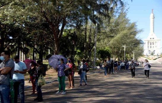 En Santiago abarrotan centros en busca de pruebas COVID-19