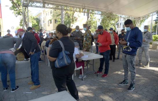 En Santiago abarrotan centros en busca de pruebas COVID-19