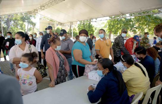 En Santiago abarrotan centros en busca de pruebas COVID-19