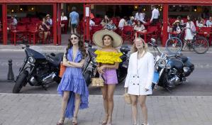 Un político critica Emily en París por ser inaceptable y ofensiva