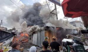Incendio consume varios negocios en mercado en segunda ciudad de Honduras