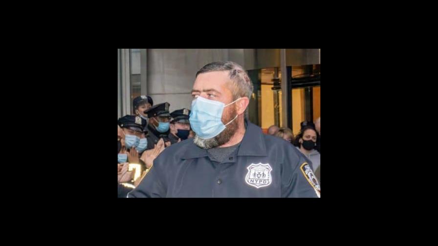Policía sobrevive a balazo en la cabeza cuando dormitaba dentro de su carro en Nueva York Policía sobrevive a balazo en la cabeza cuando dormitaba dentro de su carro en Nueva York