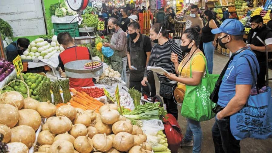 Pequeños comerciantes mexicanos alertan sobre aumento de precios y contagios