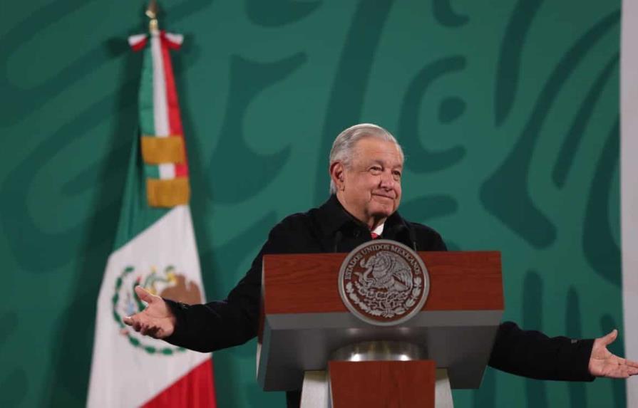 Estatua de López Obrador recién desvelada es derribada en centro de México