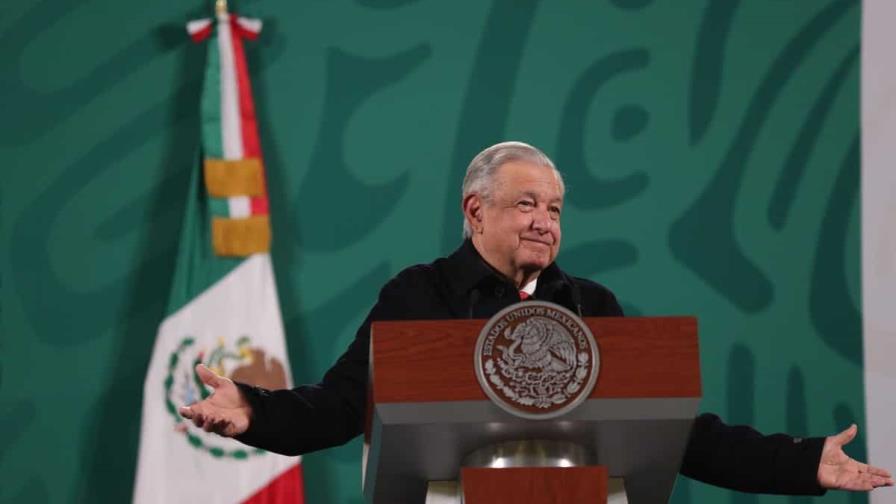 Estatua de López Obrador recién desvelada es derribada en centro de México