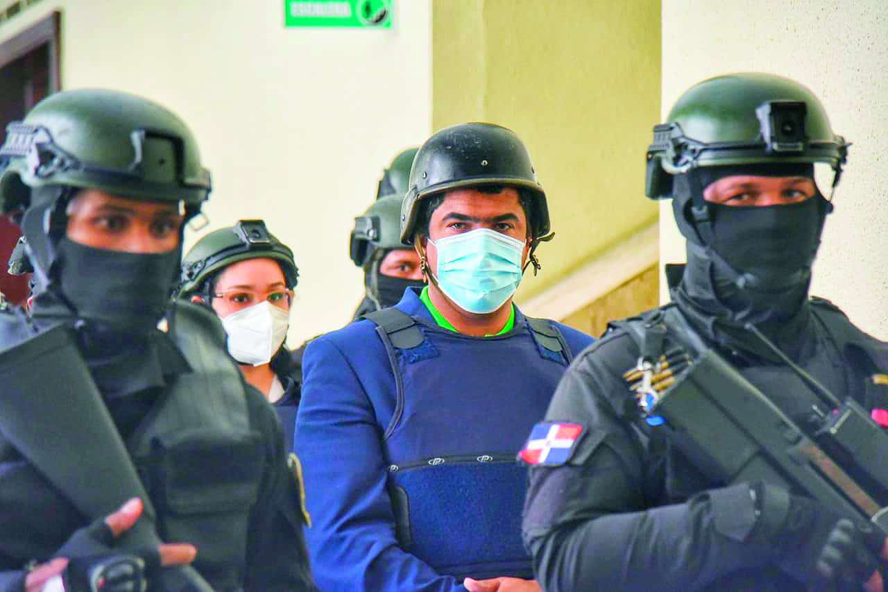 Un sorteo televisado el 1 de mayo destapó un fraude millonario en la Lotería Nacional que concluyó con la destitución y posterior apresamiento del exadministrador Luis Maisichell Dicent, junto a otros implicados en el caso Operación 13. Por el supuesto fraude de 500 millones de pesos, además de Dicent, cumplen prisión preventiva Williams Lisandro Rosario Ortiz y Eladio Batista Valerio.�