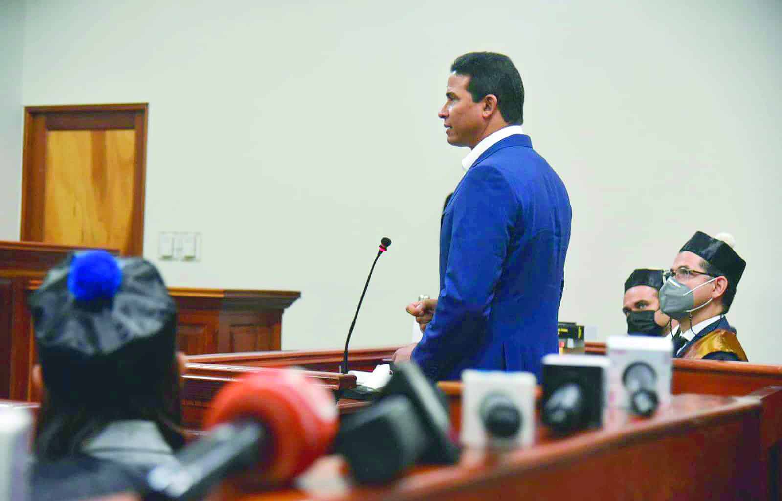 La primera fase del caso Coral, en la que las autoridades acusan a un grupo de malversar más de RD$3,000 millones, tuvo como principal imputado al exjefe del Cusep, Adán Cáceres. Por el caso se dictó prisión preventiva a Cáceres, Rossy Guzmán, Tanner Flete, Rafael Núñez de Aza y Alejandro Montero. Raúl Girón fue beneficiado con arresto domiciliario por colaborar con las autoridades.�