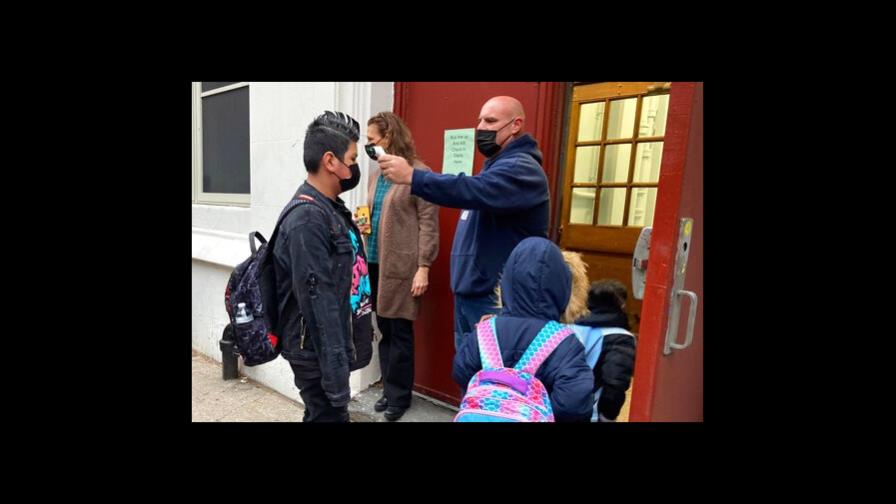 Ómicron trastoca el regreso a las escuelas en EEUU