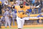 Leones del Escogido reciben a Zoilo Almonte desde las Águilas Cibaeñas