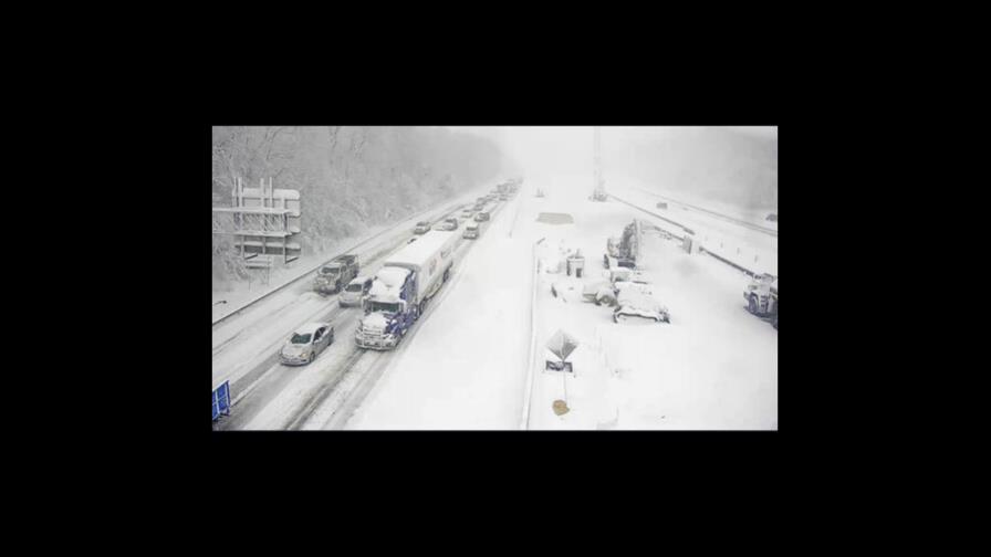 Cientos de vehículos atrapados en nieve en carretera de EEUU