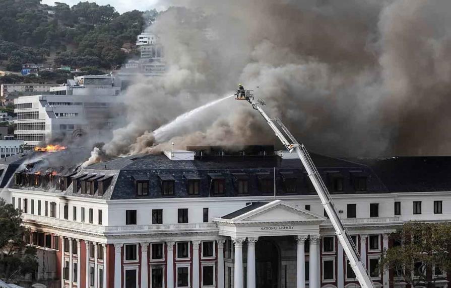 El incendio en el Parlamento de Sudáfrica ha sido “contenido”