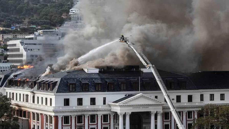 El incendio en el Parlamento de Sudáfrica ha sido “contenido”