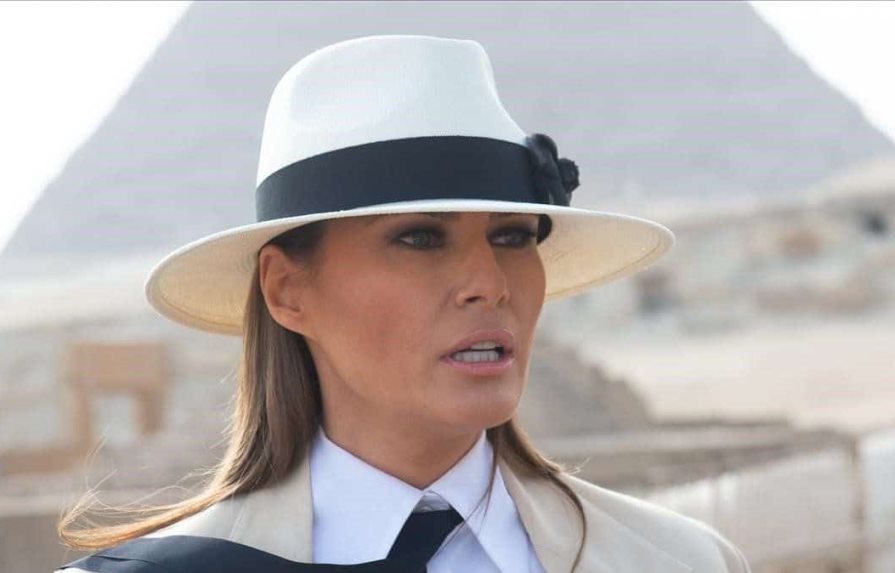 Melania Trump subastará sombrero y 2 objetos más por al menos 250,000 dólares