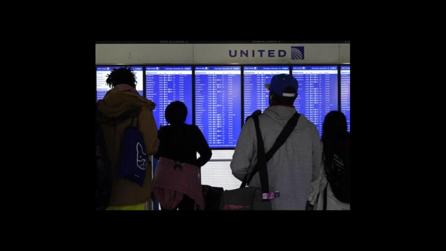 Clima despejado alivia un poco cancelación de vuelos en EEUU