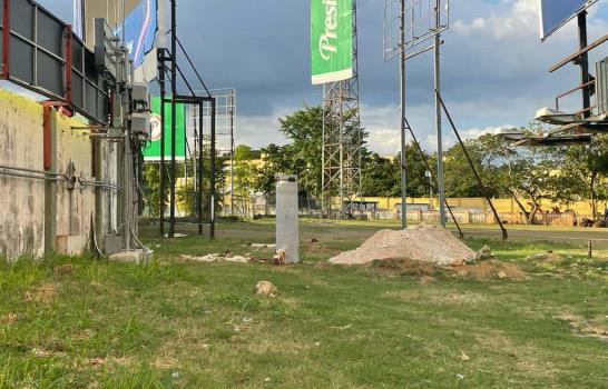 Inician el montaje de torres para nuevas luces LED en el Quisqueya