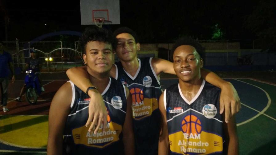 Nelson Fernández y Alejandro Romano avanzan en basket U-18 club San Vicente